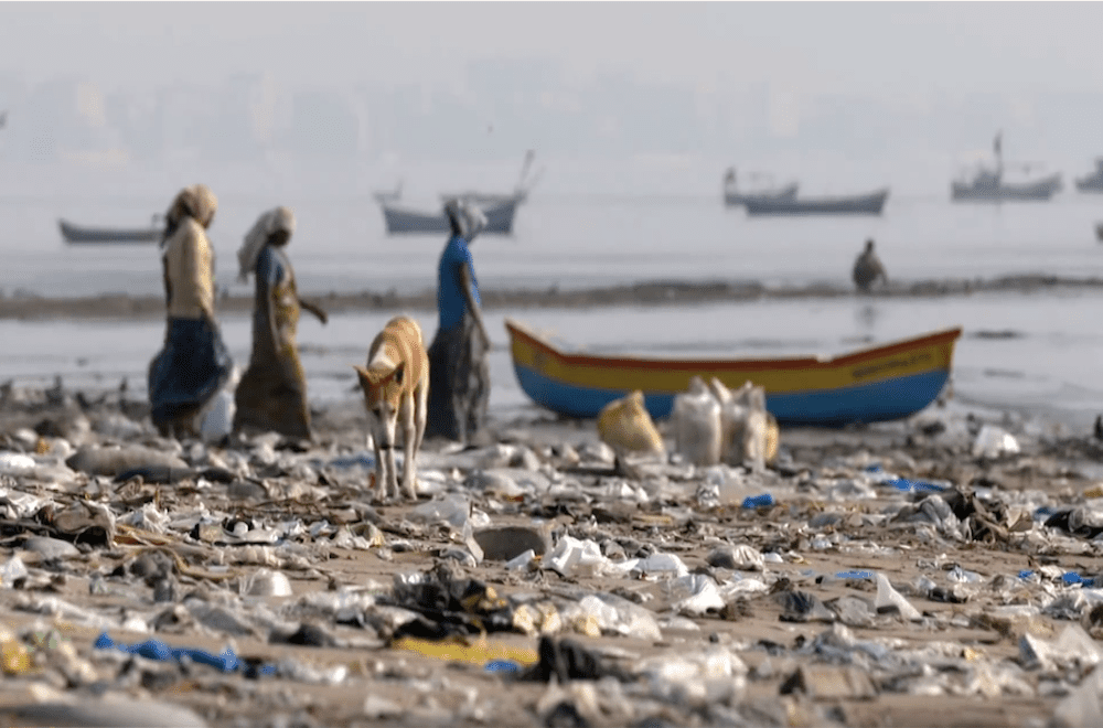 孟买海滩上的垃圾
