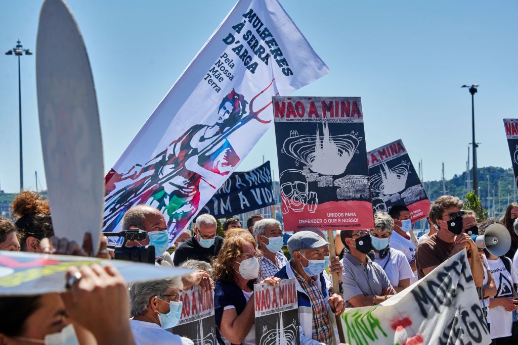 2021年5月，反采矿组织抗议葡萄牙扩大锂矿开采的提议。＂width=