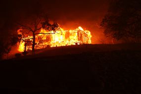房子燃烧在纳帕,2020年8月18日