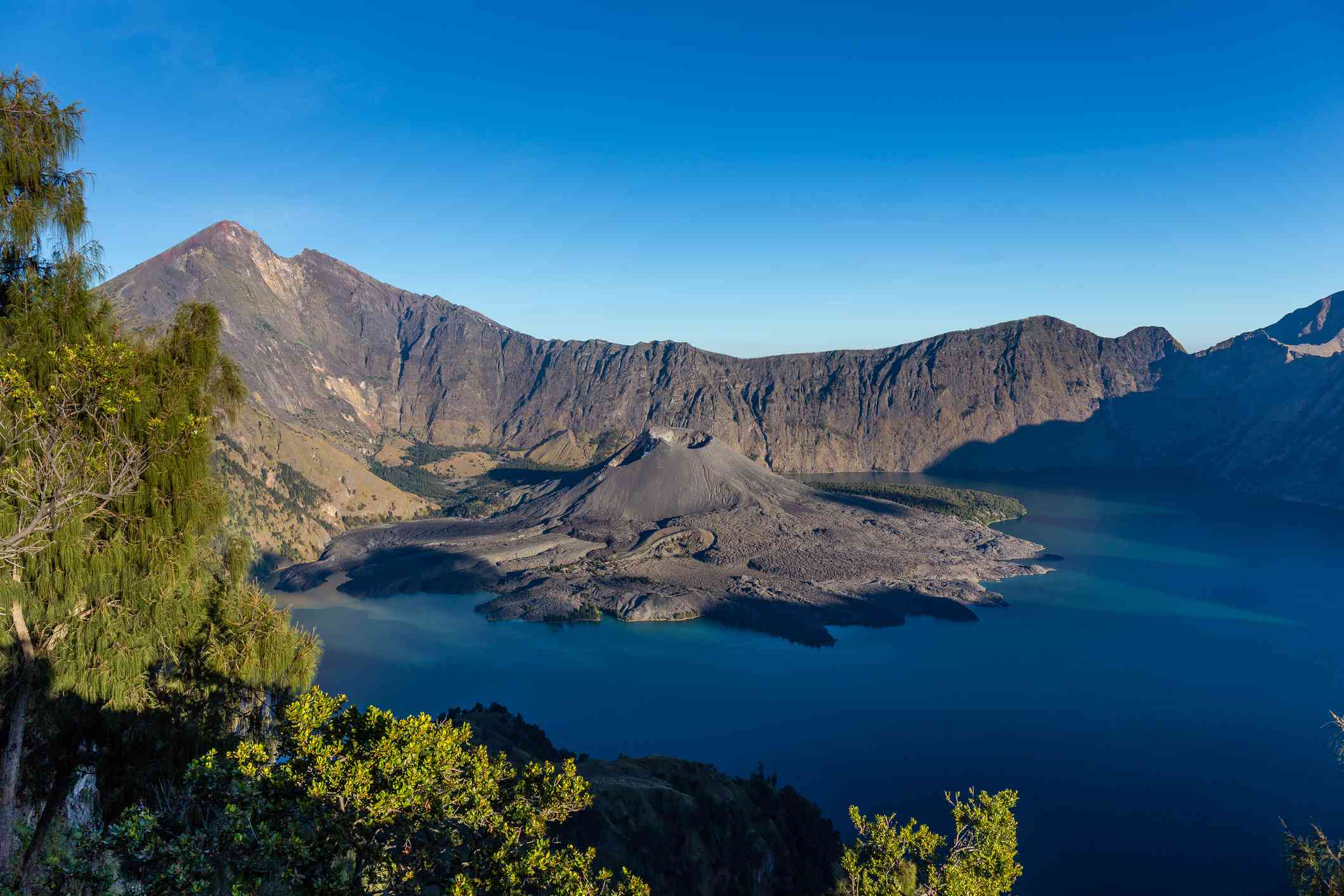 远处深蓝色的火山口湖和延伸进去的火山