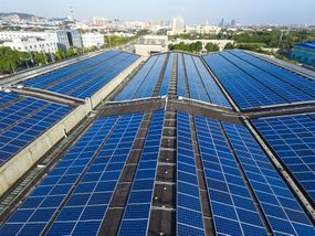 屋顶上的太阳能电池板可以俯瞰城市景观。