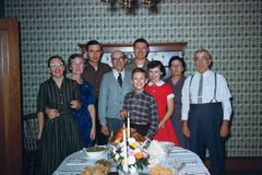 Vintage Throwback 1950年代的家庭肖像在节日餐桌展示前拍摄