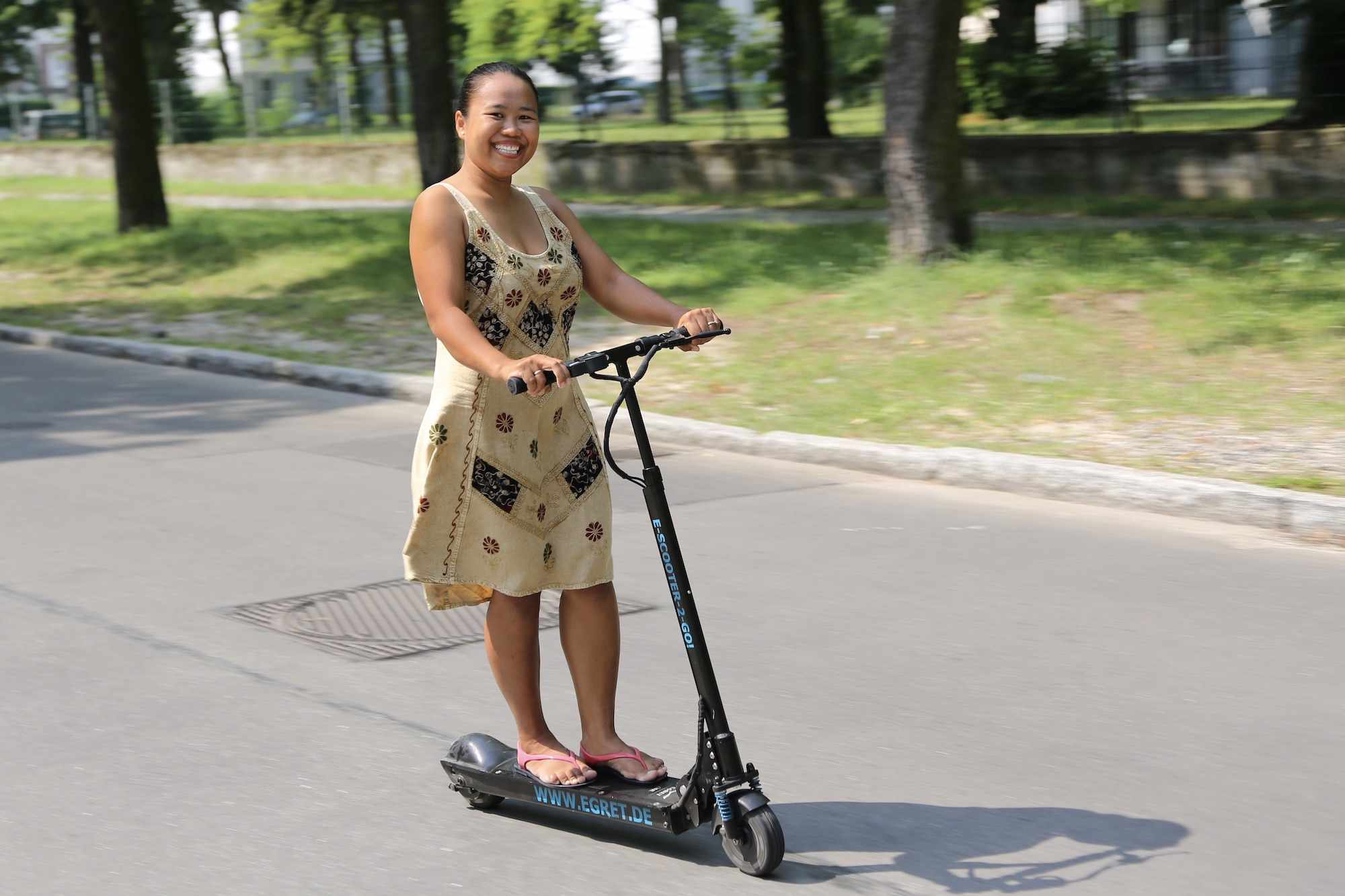 女性在白鹭踢踏板车上