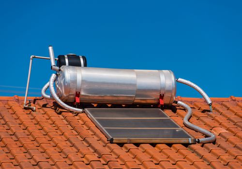 太阳能热水器在屋顶上
