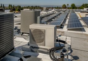 屋顶暖通空调安装与太阳能电池板”width=