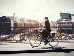 女人在城市骑自行车