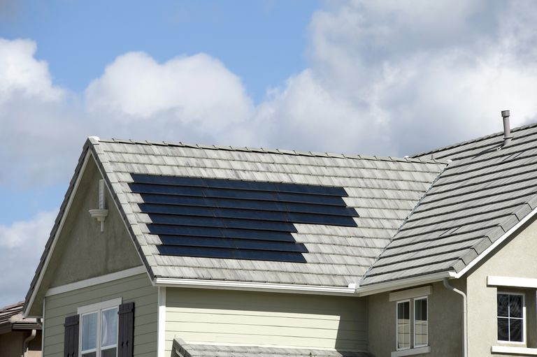 屋顶安装太阳能电池板＂class=