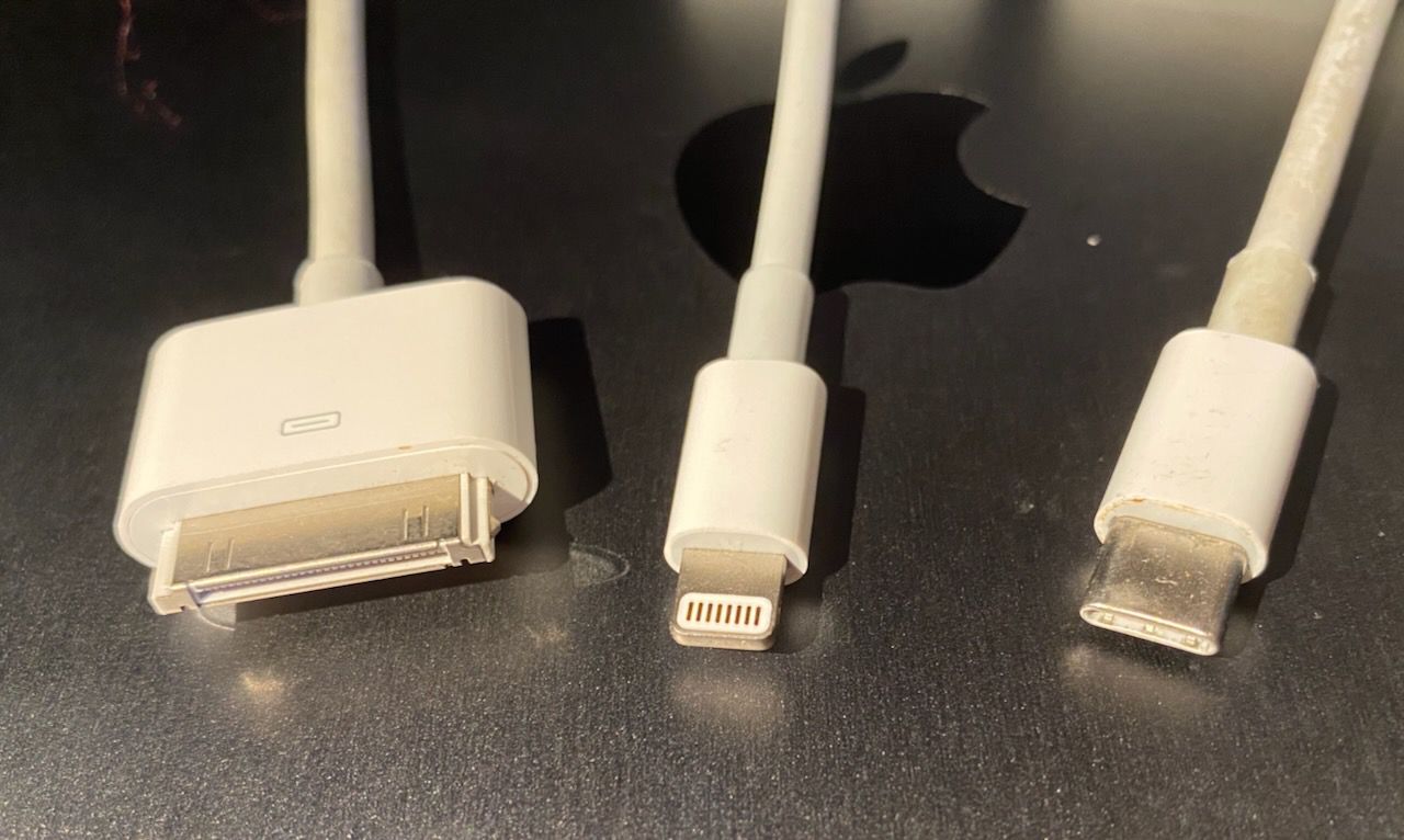 三代苹果连接器:30针iPod, Lightning, USB-C＂width=