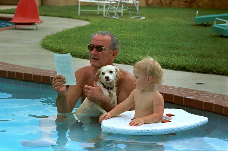 LBJ和他的狗还有孙子在泳池里