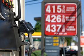 在加油站签下每加仑汽油超过4美元的牌子。＂width=