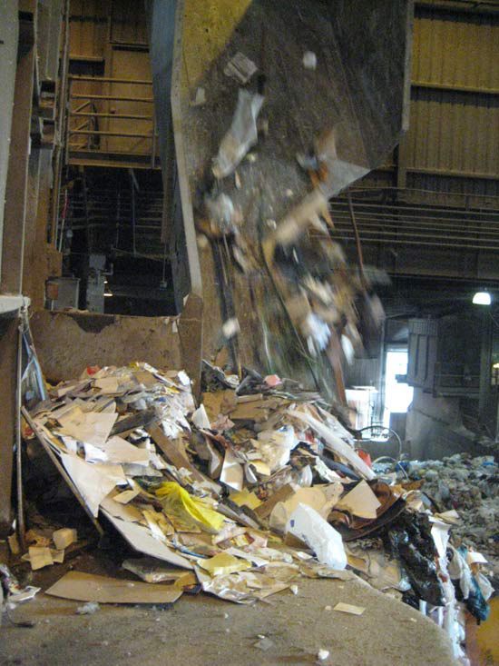 垃圾被倾倒在废物处理设施。
