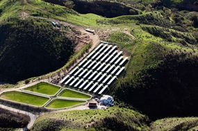 加利福尼亚州西米谷的一个太阳能农场＂width=