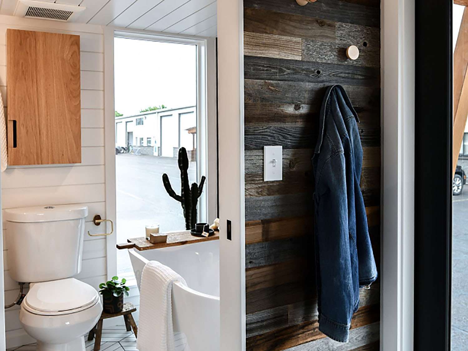 Kootenay Limited Edition Designer Tiny House by Tru Form tiny浴室