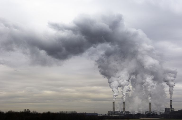 燃煤电厂在阴天有污染。＂class=