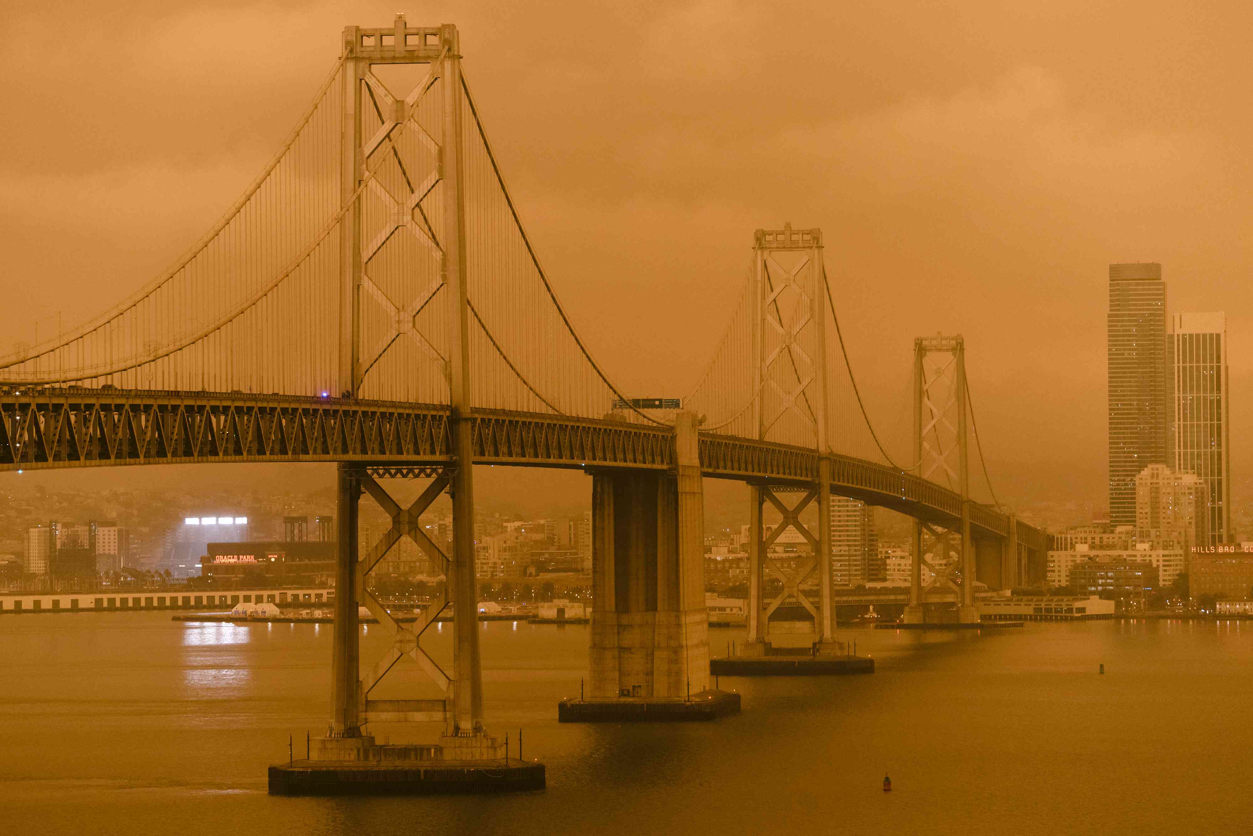 金门大桥和旧金山的天际线被烟雾笼罩