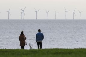 英国推动风能发展以实现“净零”排放”width=