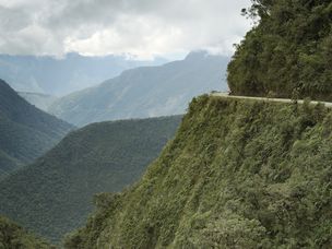 骑自行车的人骑在死亡路上 - 世界上最危险的道路，玻利维亚北尤加斯。