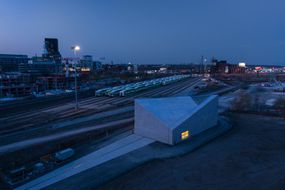 SWF建筑在夜间与铁路背景
