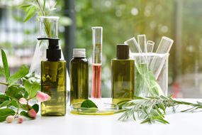 天然皮肤护理美容产品，天然有机植物学提取和科学玻璃器皿，用于品牌模型的空白标签化妆品容器。