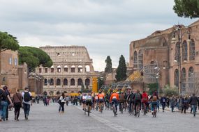 骑自行车的人在古罗马斗兽场附近