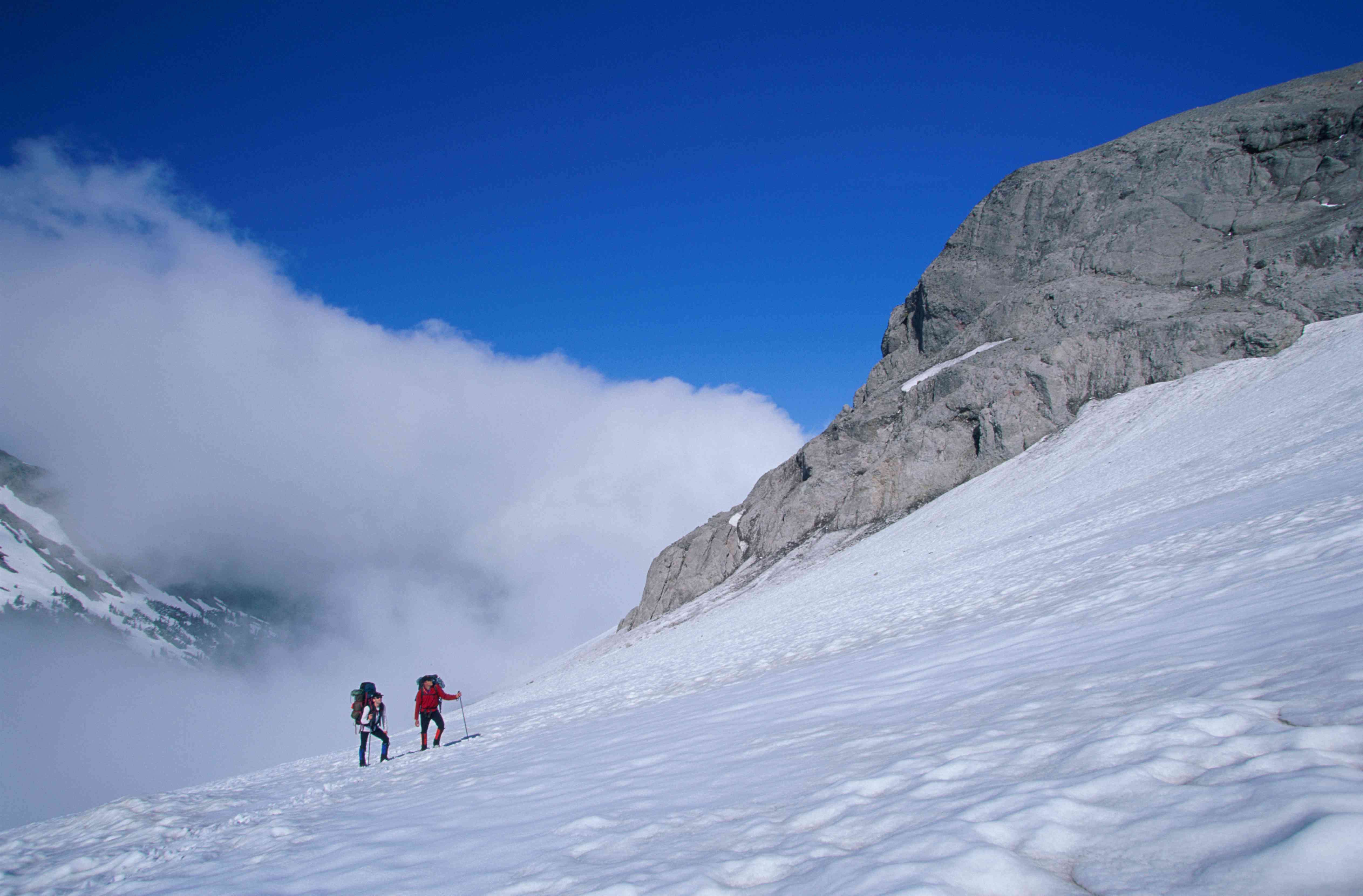 华盛顿州兰尼尔杂志的冰川上的男性登山者“width=