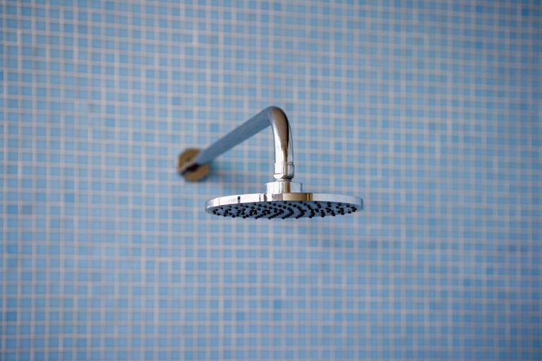 极简主义的蓝色瓷砖淋浴与现代扁平闪亮的镀铬淋浴头＂class=