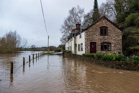 Storm Christoph带给英国的洪水和雪