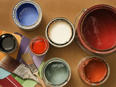 油漆罐为家庭装饰和改进、画笔、颜色色板
