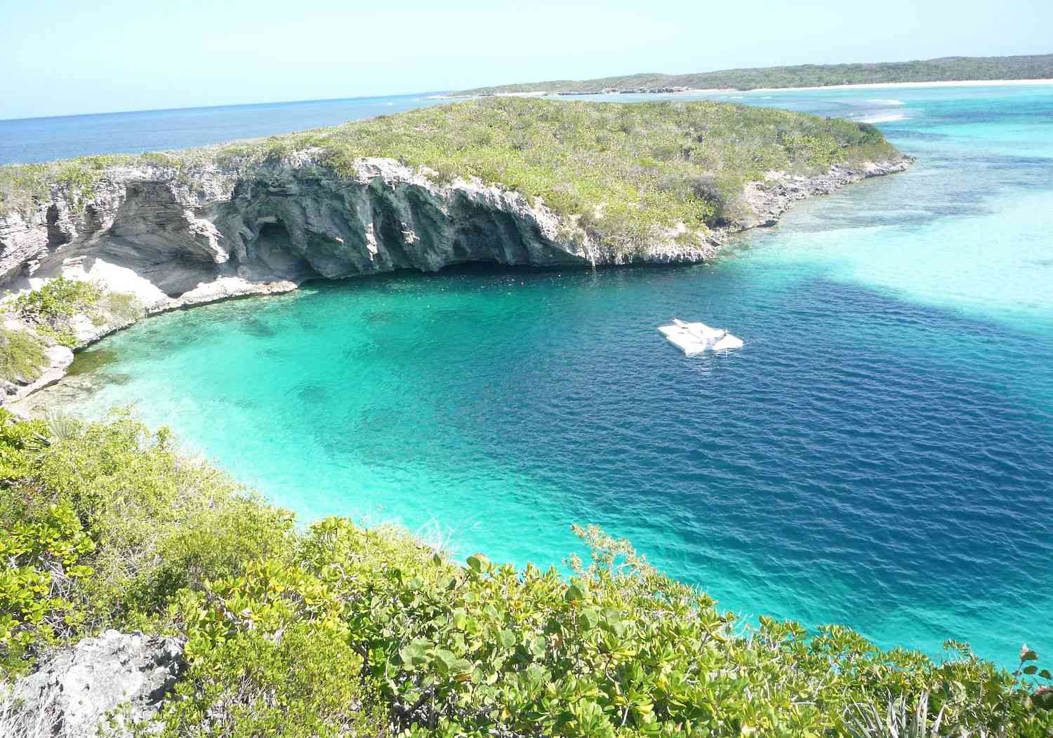 清晰的绿松石水院长在巴哈马群岛的蓝洞