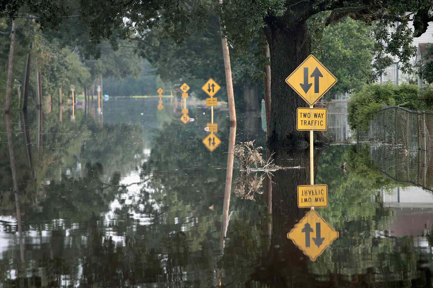 德克萨斯州奥兰治市被洪水淹没的街道