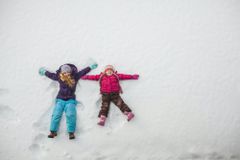 小女孩做雪天使