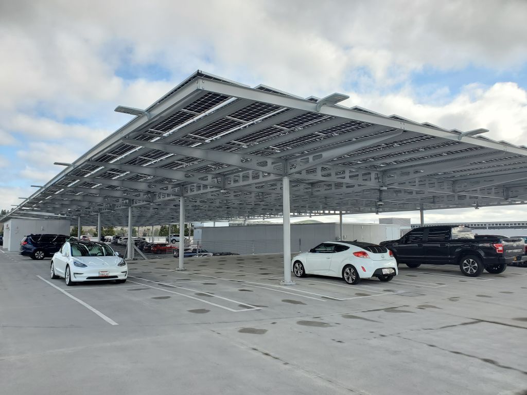 车辆停在加州圣拉蒙的一个大型太阳能车棚下。＂width=