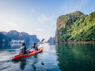 越南哈长湾的皮划艇
