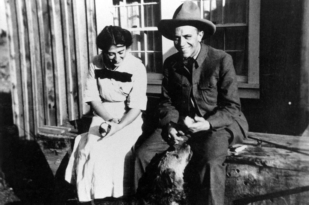 Aldo和妻子Estella Leopold和狗坐在一起