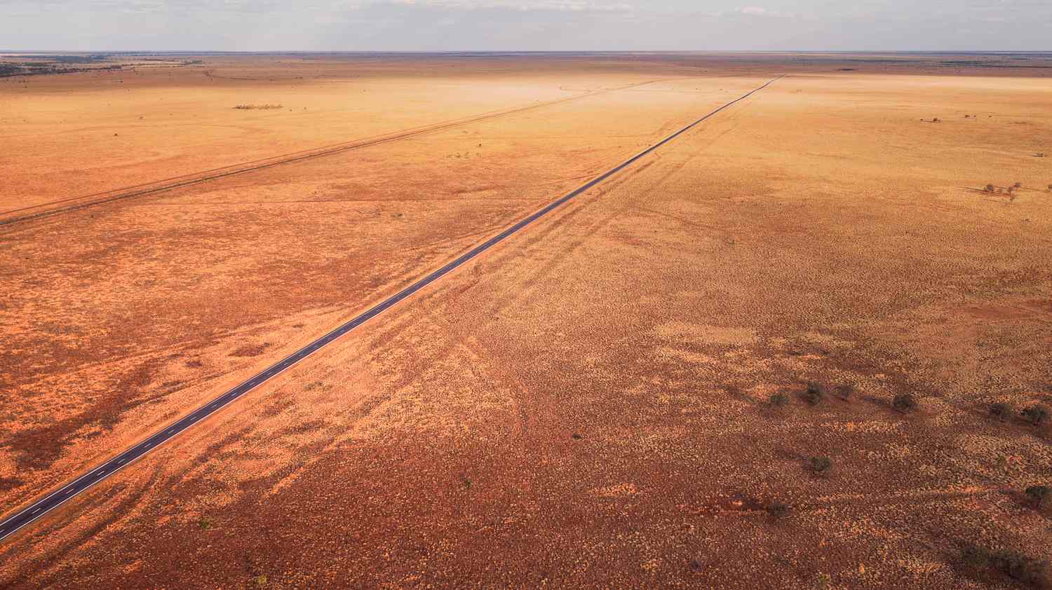 在澳大利亚沙漠内陆地区公路贯穿而过。