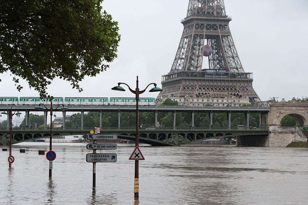 随着塞纳河的雨水泛滥，包括卢浮宫在内的许多巴黎机构被迫关门。