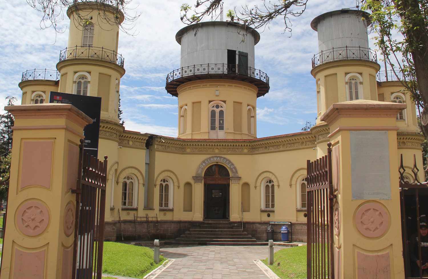 厄瓜多尔的基多天文天文台的三个塔楼