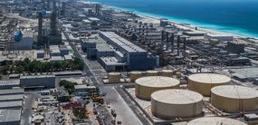 在迪拜的阿拉伯海湾的海岸的一个现代海水淡化厂。“width=