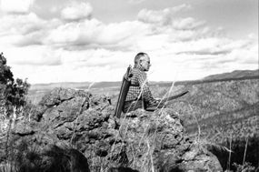 博物学家阿尔多·利奥波德（Aldo Leopold）的黑白肖像在墨西哥的岩石山脊上
