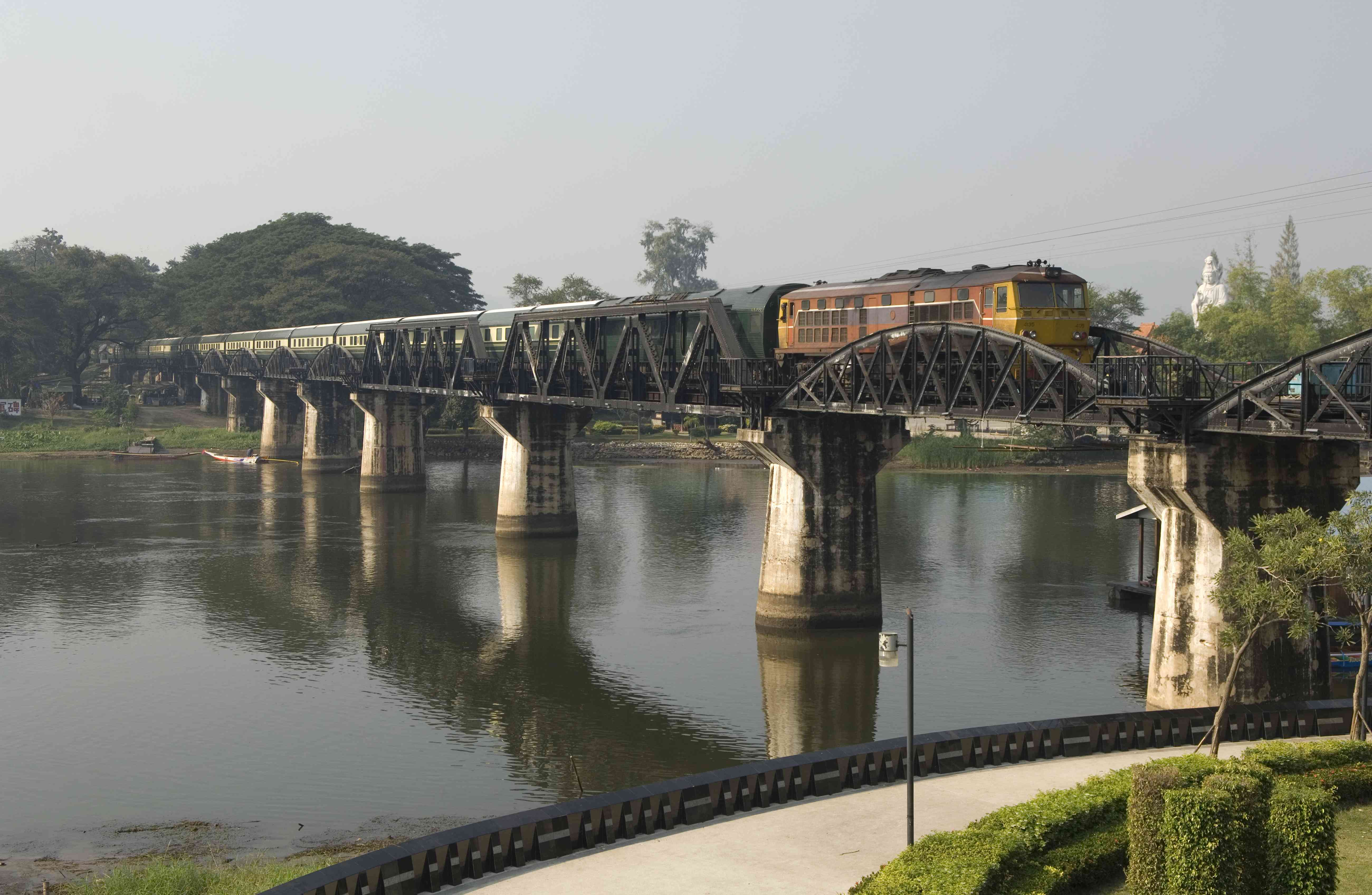 东方和东方快车跨越桂河大桥，泰国