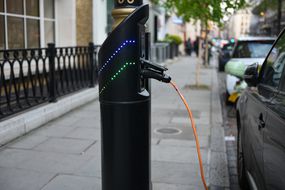 电动汽车充电站，伦敦，英国＂width=
