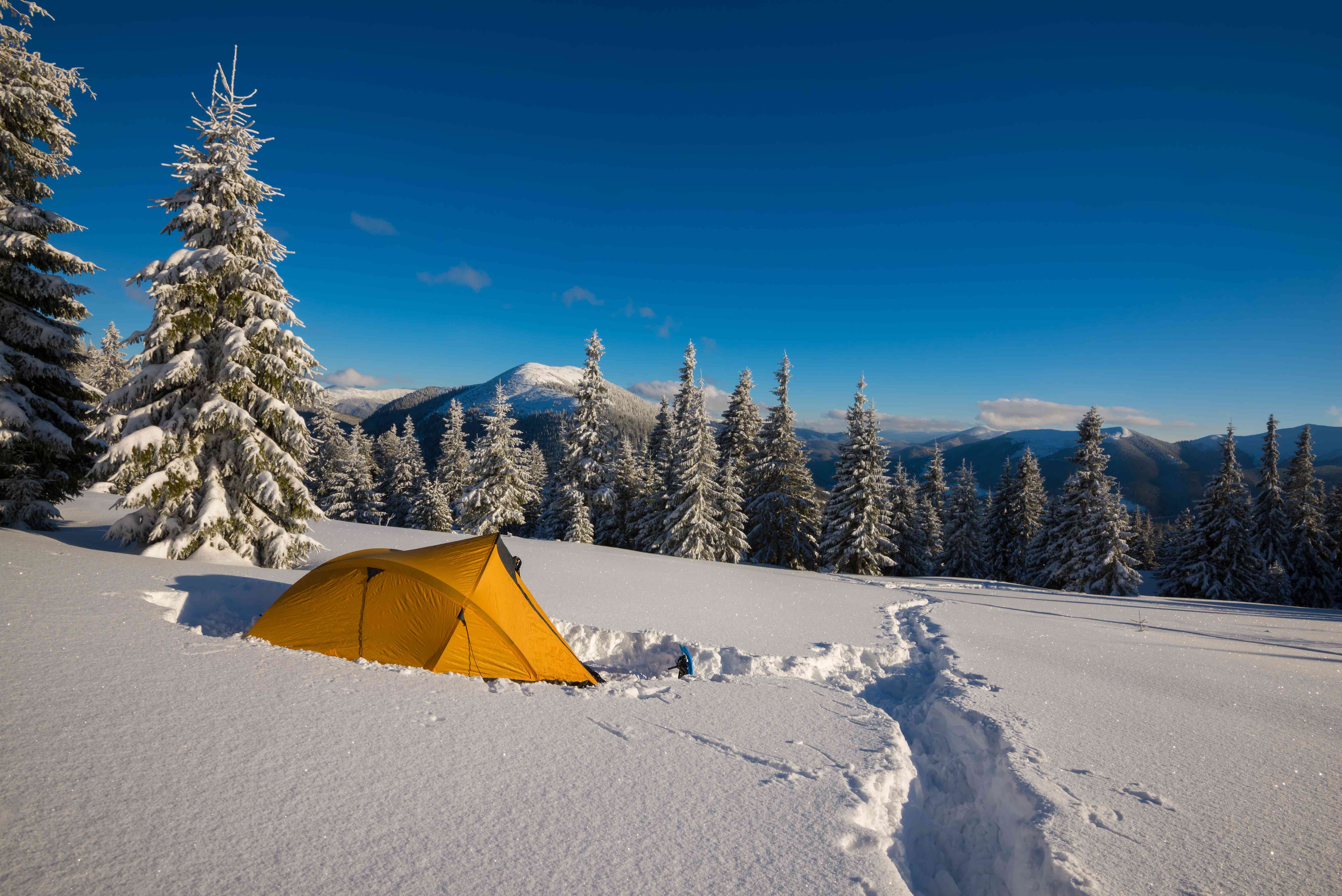 在深雪中搭建帐篷，为入口和小路腾出空间