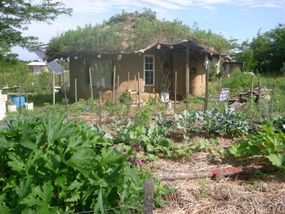 Cob屋是用稻草、粘土和沙子的混合物建成的。