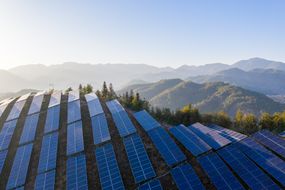 空中一个太阳能光伏工厂的照片