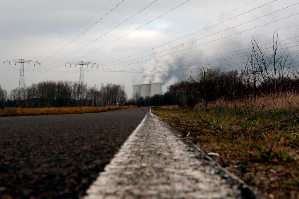 村庄附近的一条道路Peitz显示云的水蒸气从Jaenschwalde褐煤燃煤发电厂的冷却塔在东德劳济茨地区的地区。