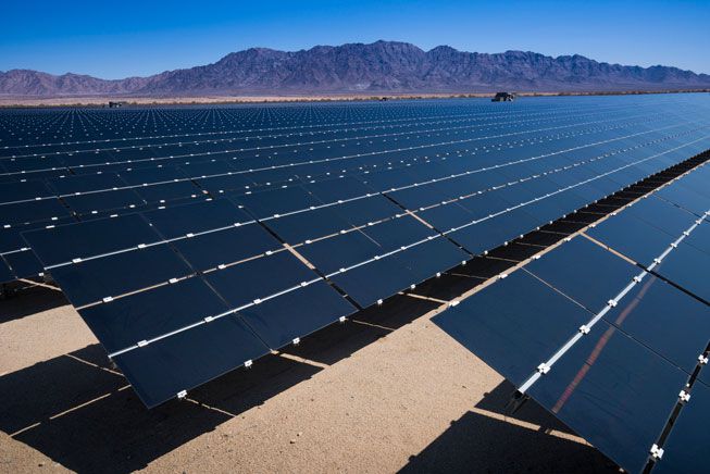 加利福尼亚沙漠中的太阳能电池板