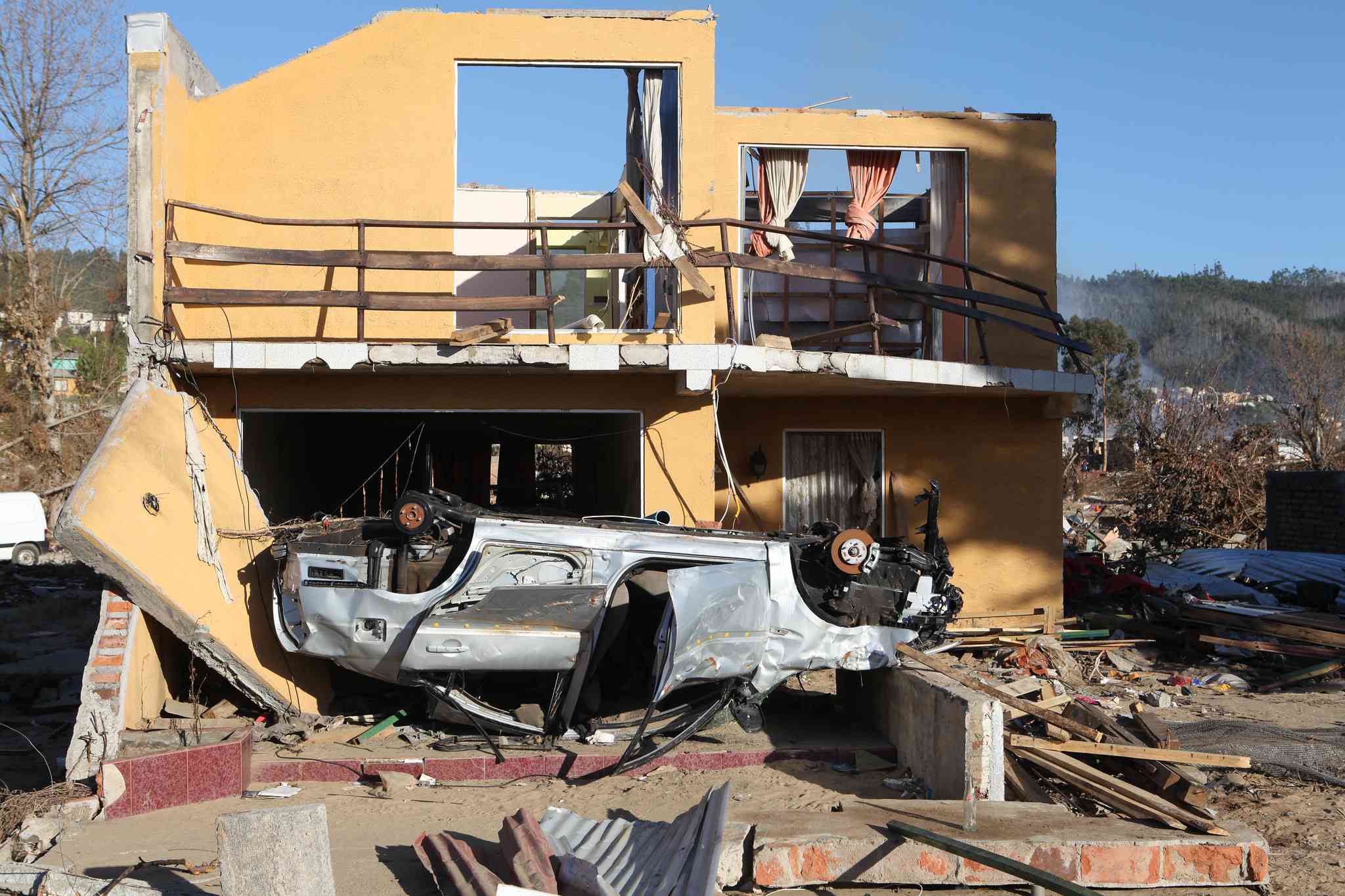 智利发生海啸，掀翻汽车，摧毁建筑＂width=
