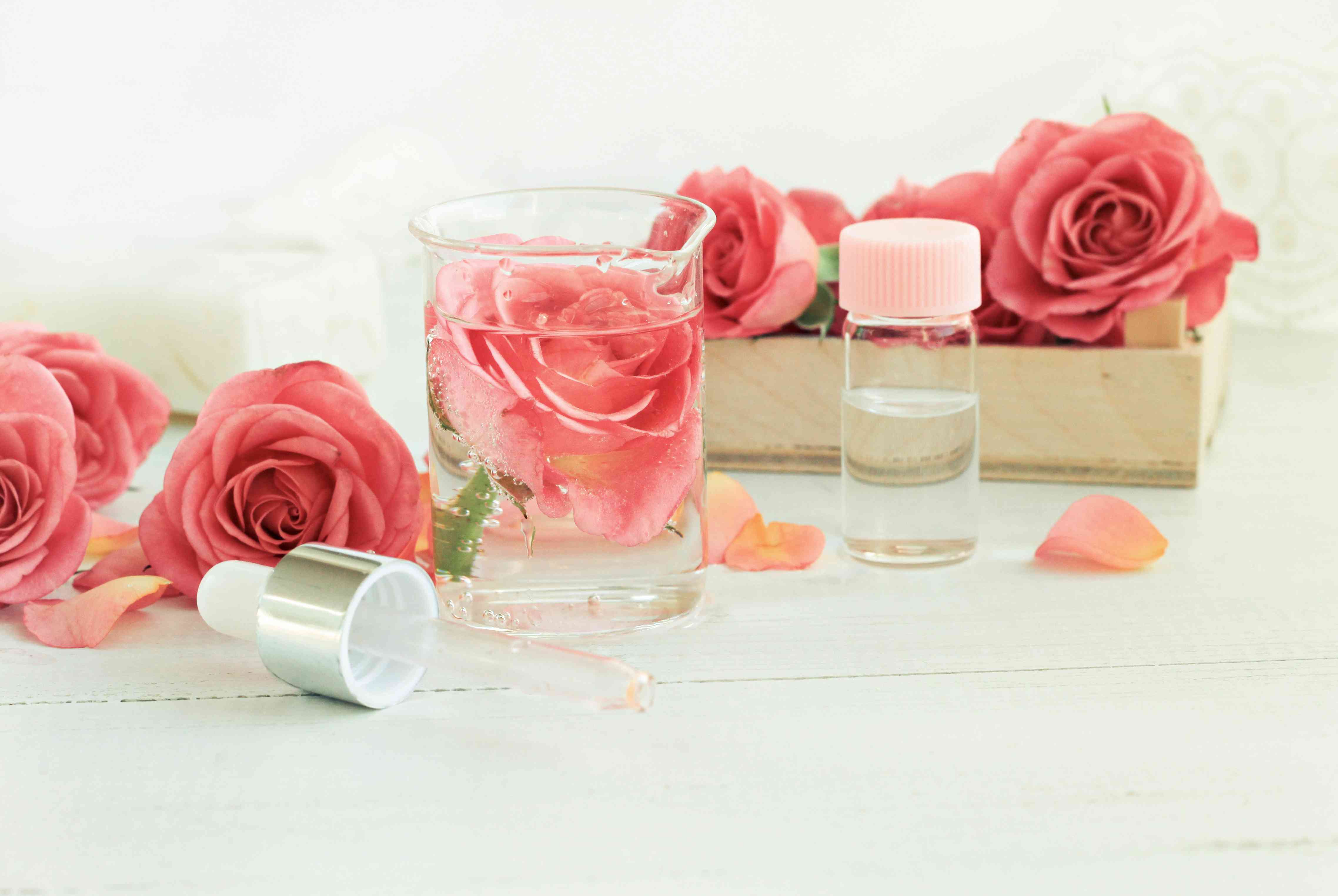 自制玫瑰面膜。玻璃瓶的花油，瓶子，移液管。