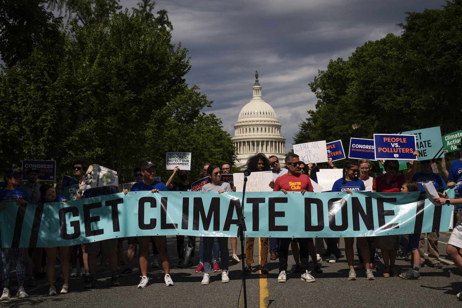 气候活动人士在最高法院外集会，抗议环保署最近的决定