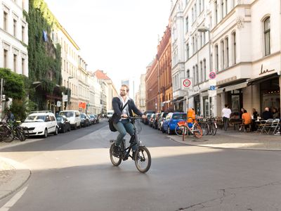一名男子在柏林骑电动自行车